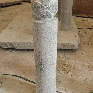 昌都 芝麻白花岗岩石材挡车石柱、停车柱、圆柱挡车柱、方柱挡车柱等