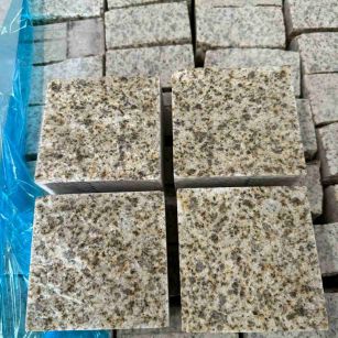 昌都 黄金麻花岗岩自然面小方块，弹石，马蹄石等