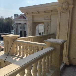 昌都 黄金麻别墅外墙干挂雕花配合阳台栏杆花瓶柱