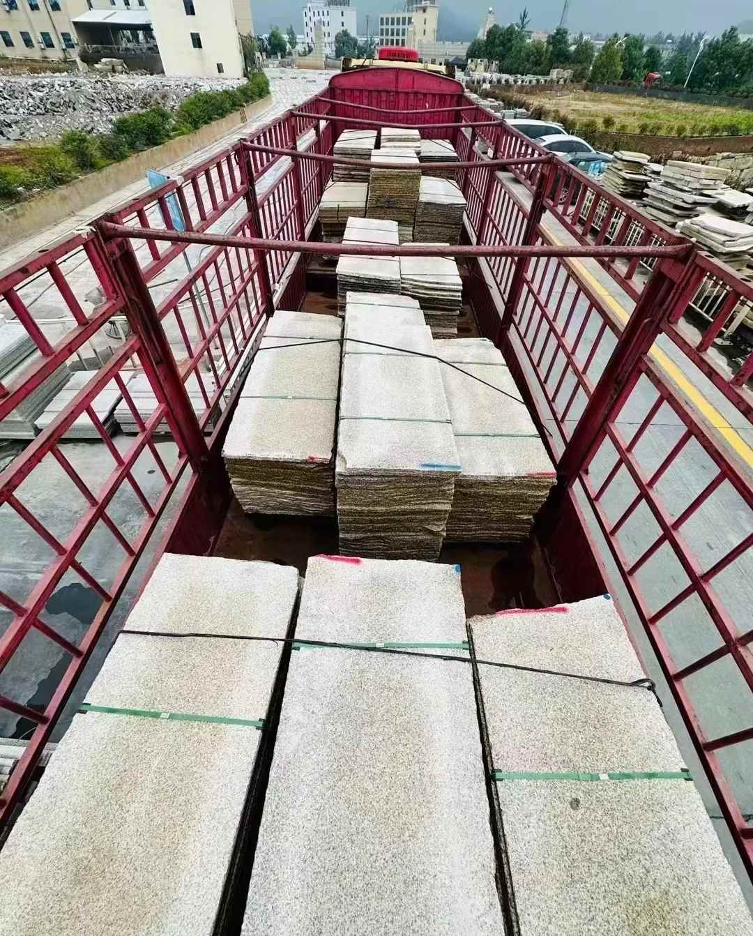 昌都 黄金麻花岗岩荔枝面，光面毛板装车完成