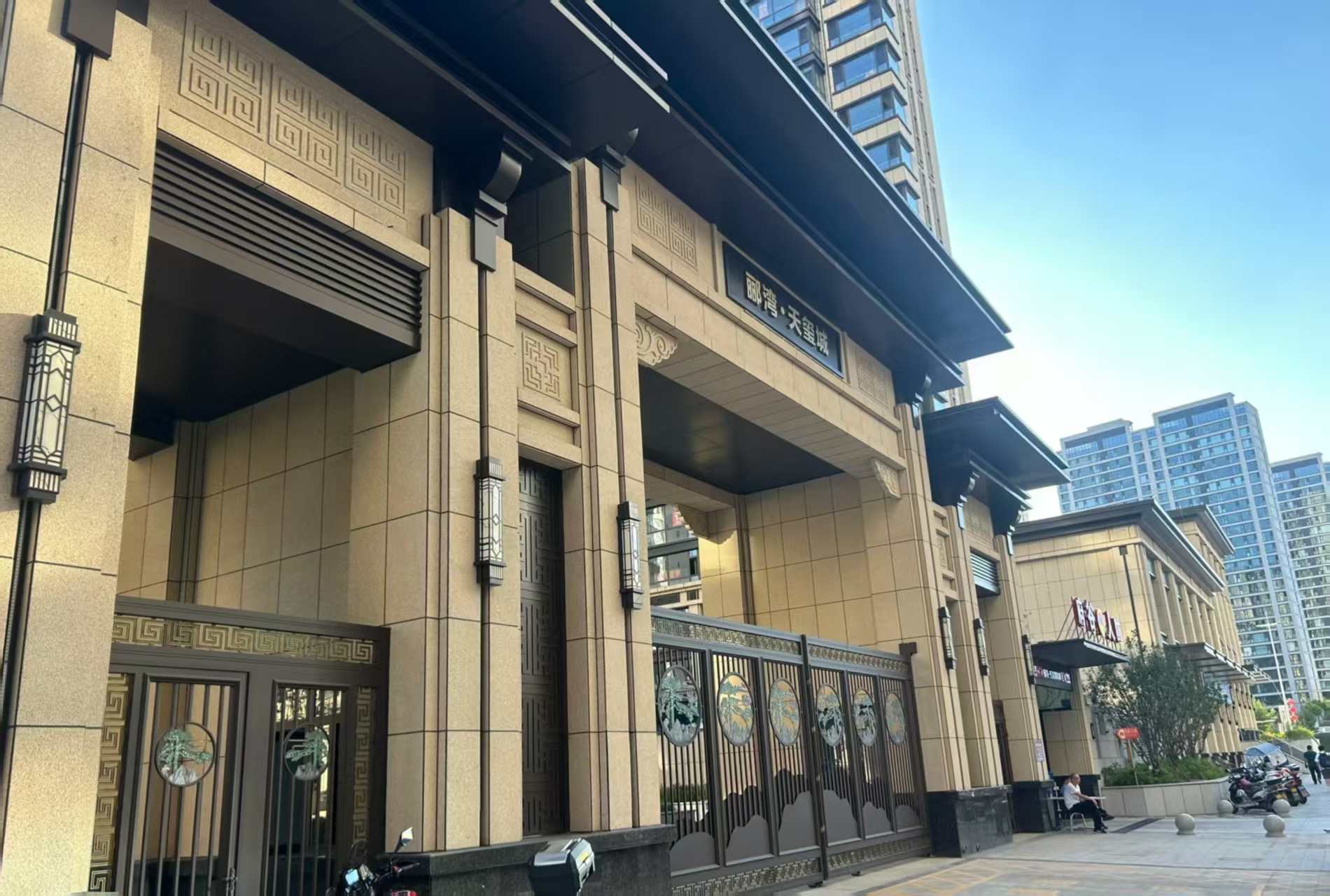 昌都 黄金麻花岗岩荔枝面小区门楼外墙干挂