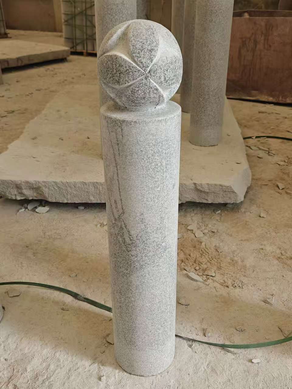 昌都 芝麻白花岗岩石材挡车石柱、停车柱、圆柱挡车柱、方柱挡车柱等