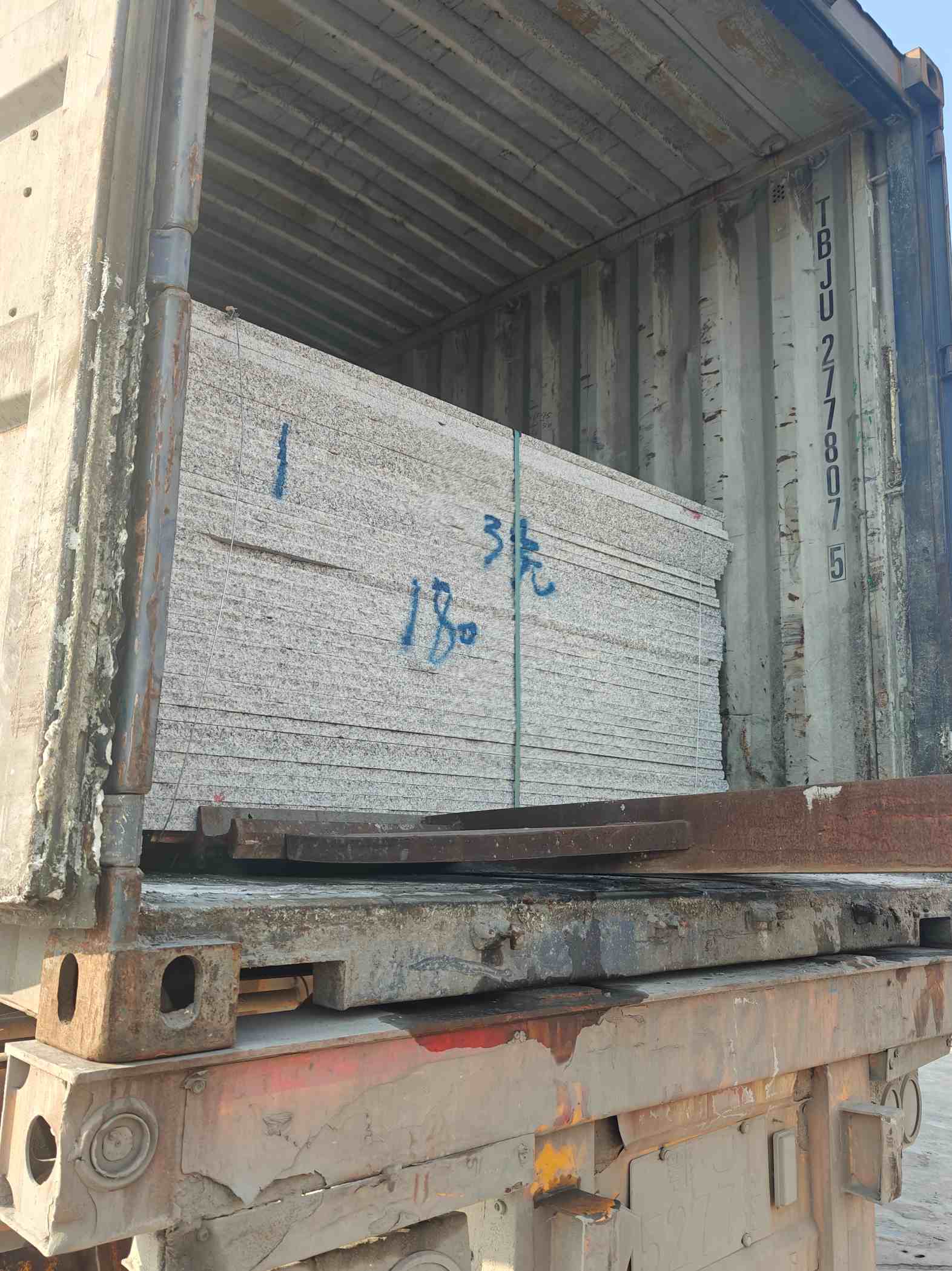 昌都 芝麻白花岗岩石材3.0公分光面毛板装柜出货