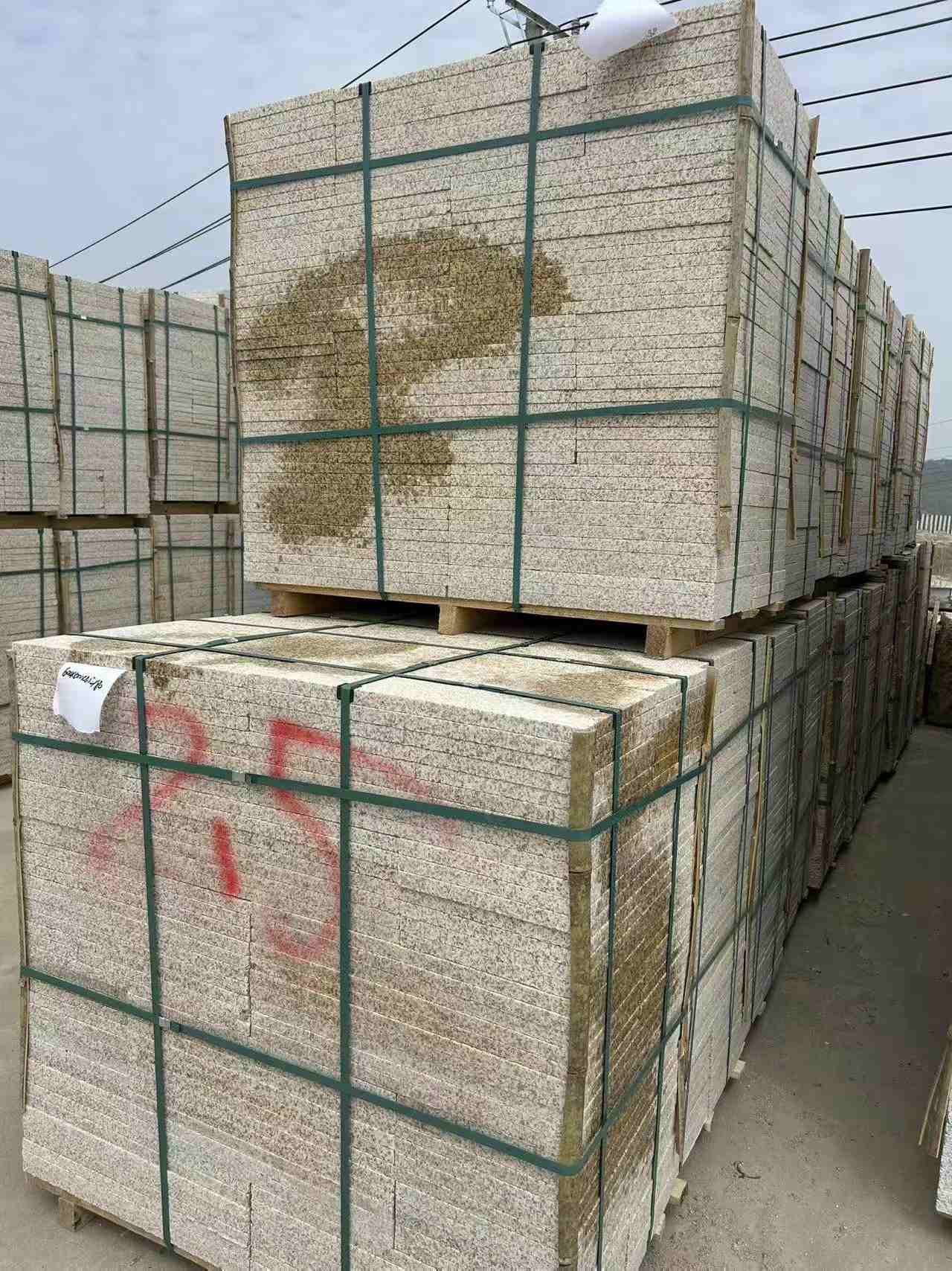 昌都 黄金麻花岗岩石材荔枝面地铺石2.5*300*600