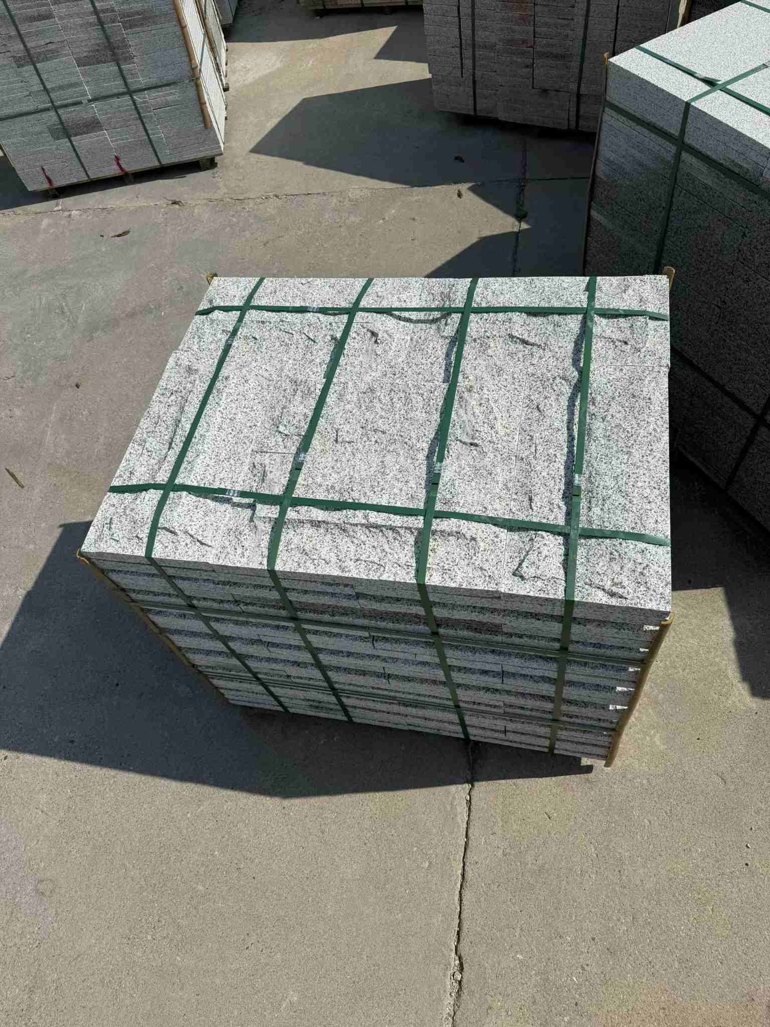 昌都 白麻花岗岩石材自然面蘑菇石成品