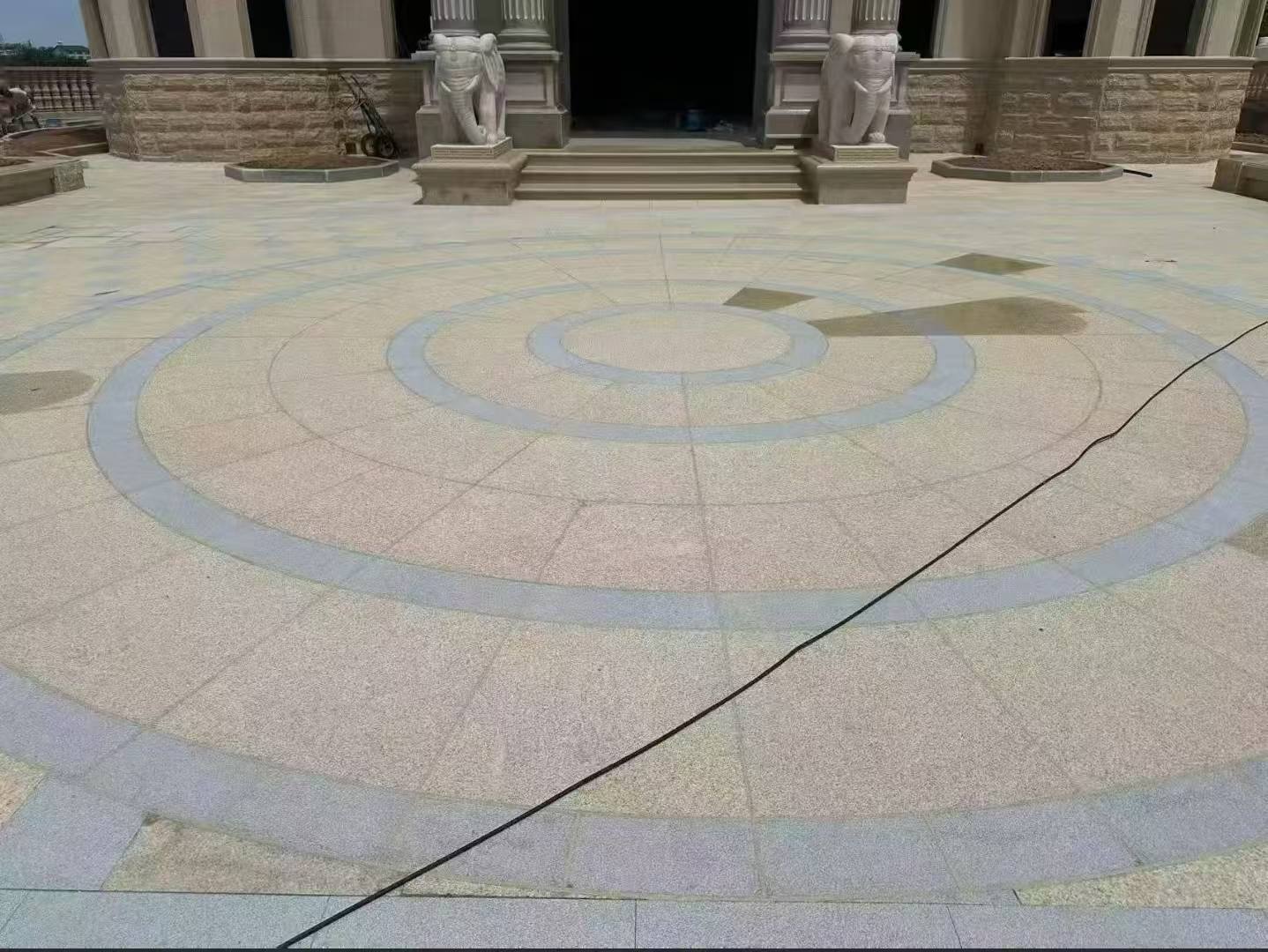 昌都 黄金麻芝麻灰花岗岩石材地铺拼接效果