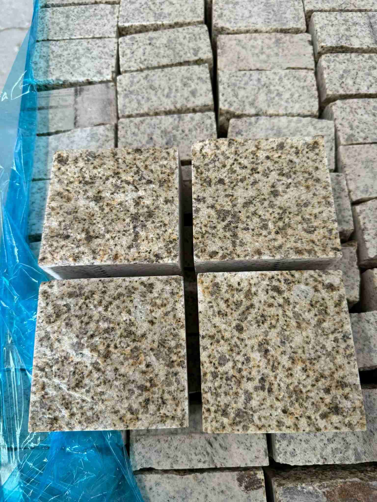 昌都 黄金麻花岗岩自然面小方块，弹石，马蹄石等