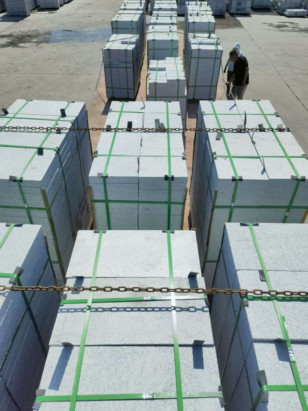 昌都 芝麻白花岗岩5公分地铺石 花岗岩厂家工厂装车日常