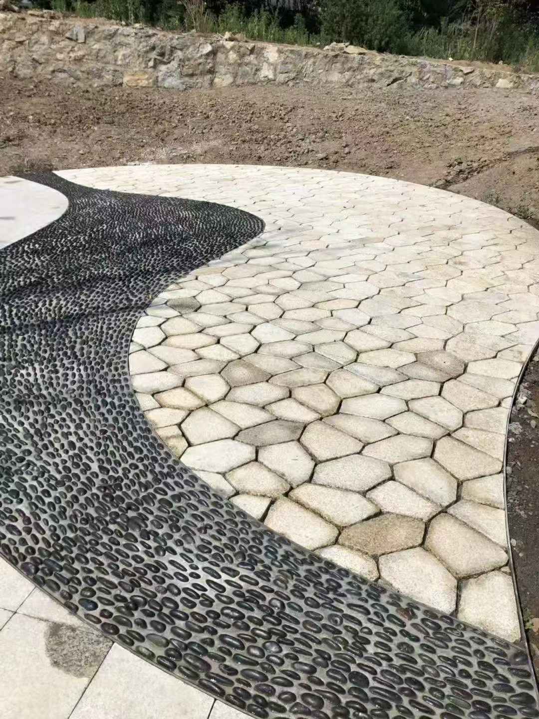 昌都 黄金麻冰裂纹地铺石工地铺装案例