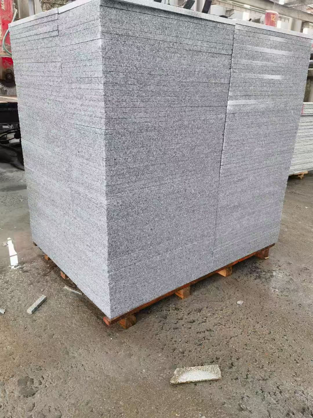 昌都 芝麻白火烧面1.8厚300*600地铺石，尺寸标准，厚薄均匀