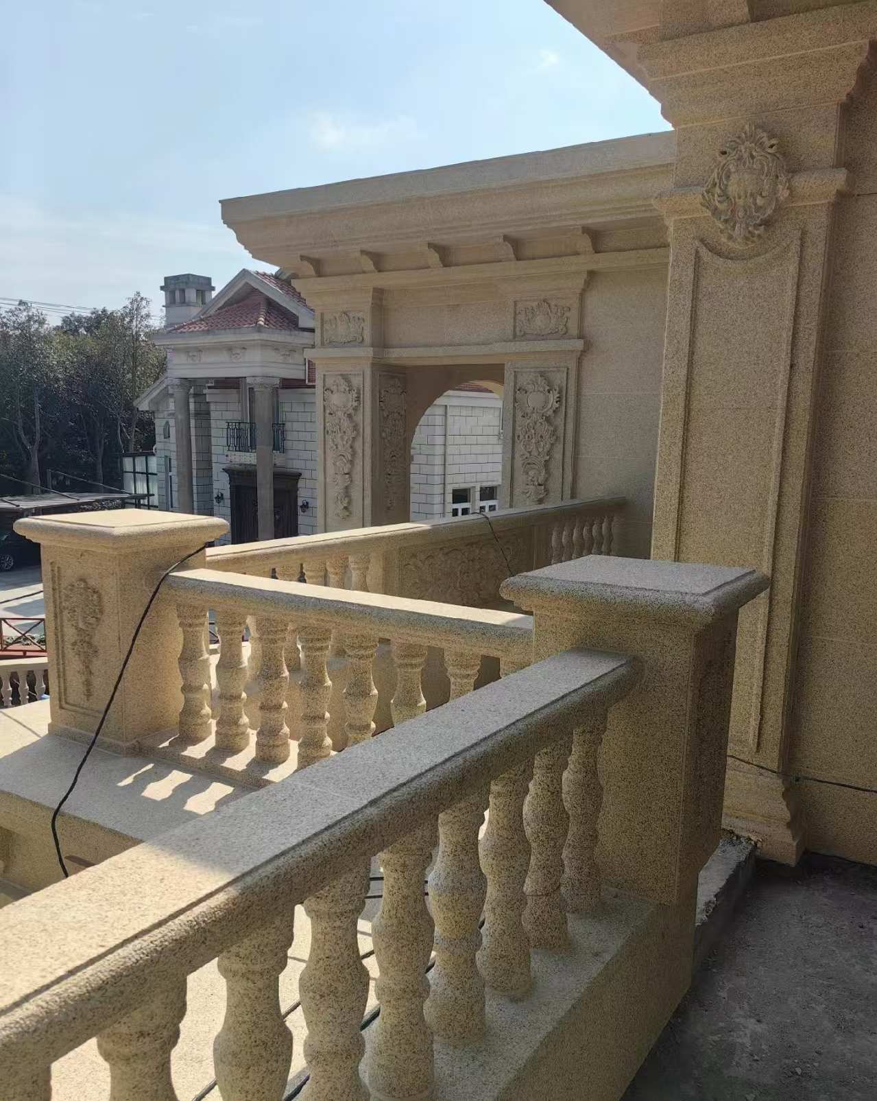 昌都 黄金麻别墅外墙干挂雕花配合阳台栏杆花瓶柱