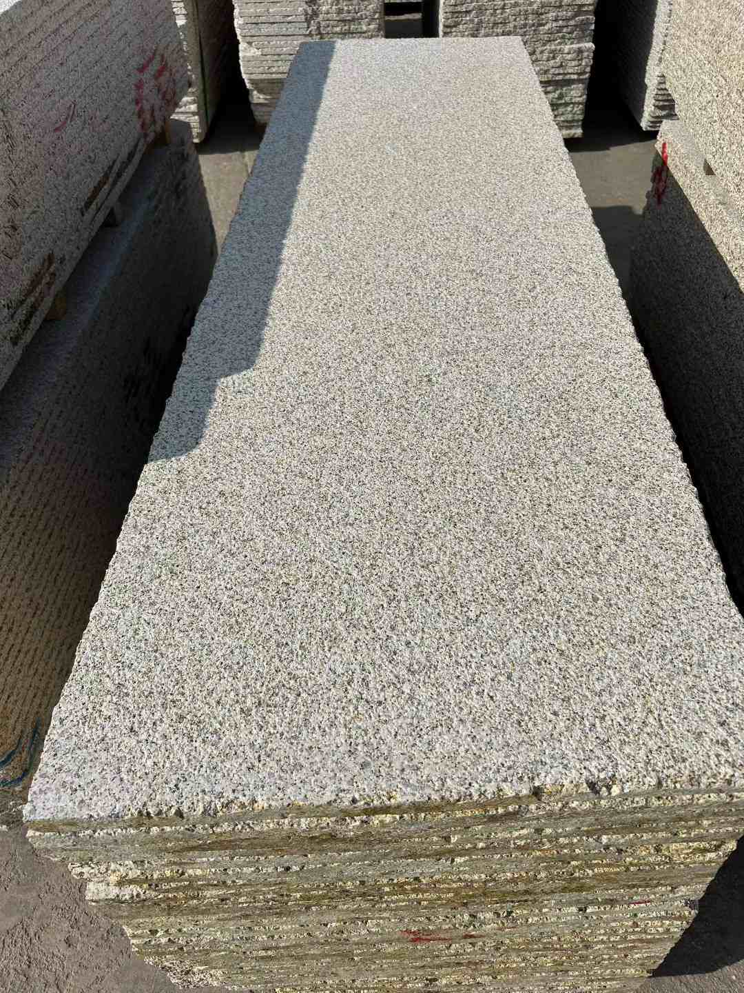 昌都 黄金麻花岗岩荔枝面毛板，半成品