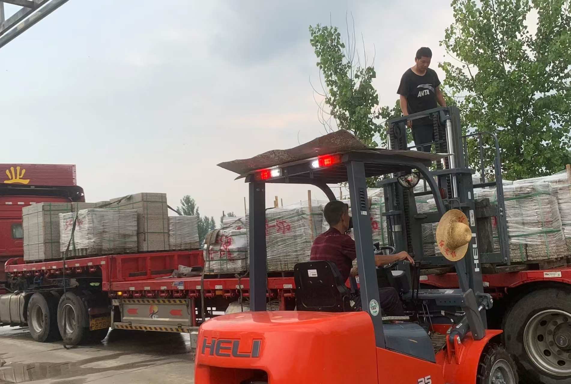 昌都 黄金麻冰裂纹，地铺石装车