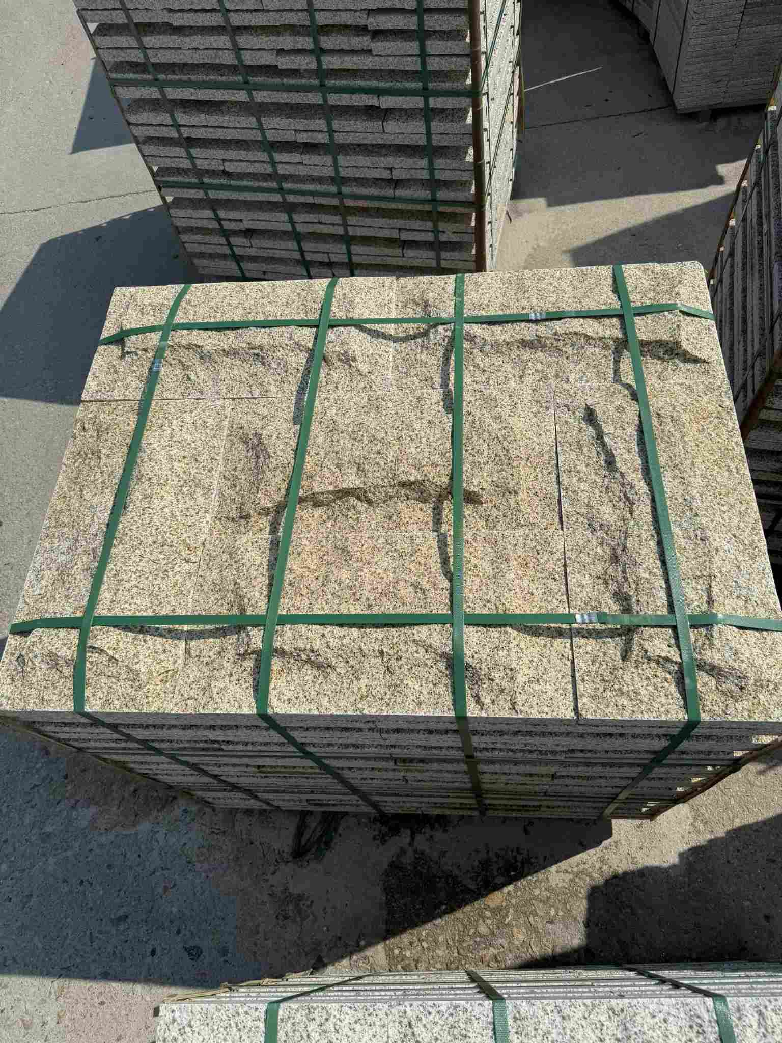 昌都 黄金麻花岗岩石材自然面蘑菇石成品