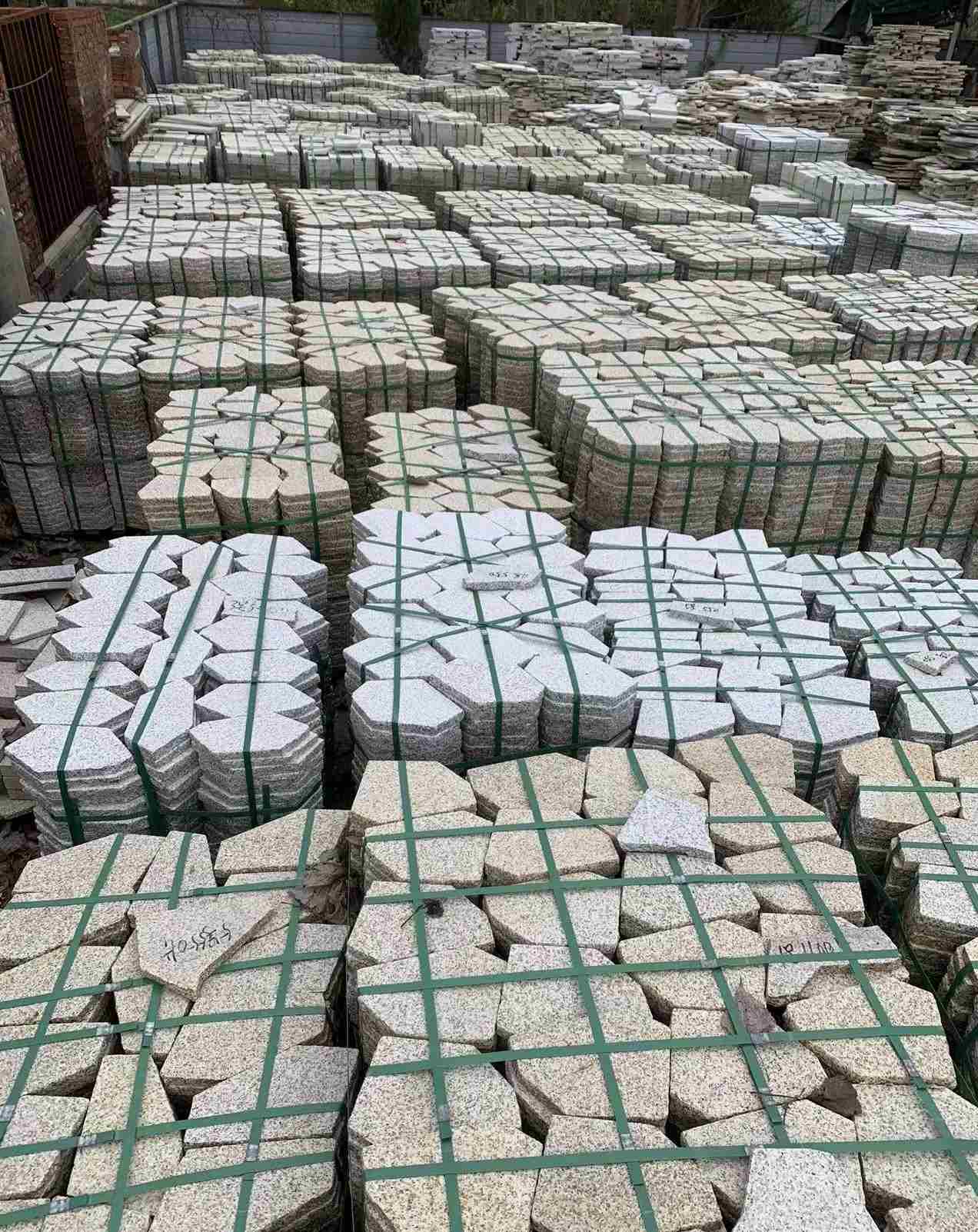 昌都 黄金麻白麻花岗岩荔枝面地铺石(冰裂纹)