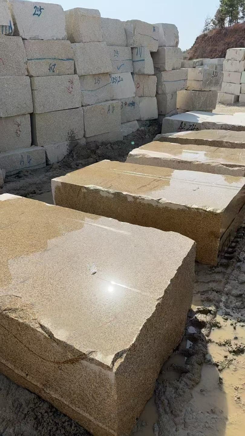 昌都 黄金麻方料堆场洗料分选中，原材料充足