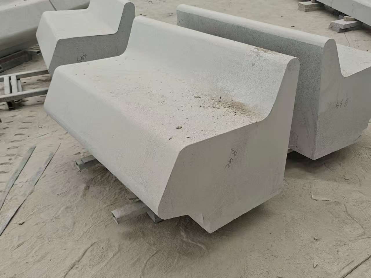 昌都 芝麻白花岗岩异形坐凳，石凳