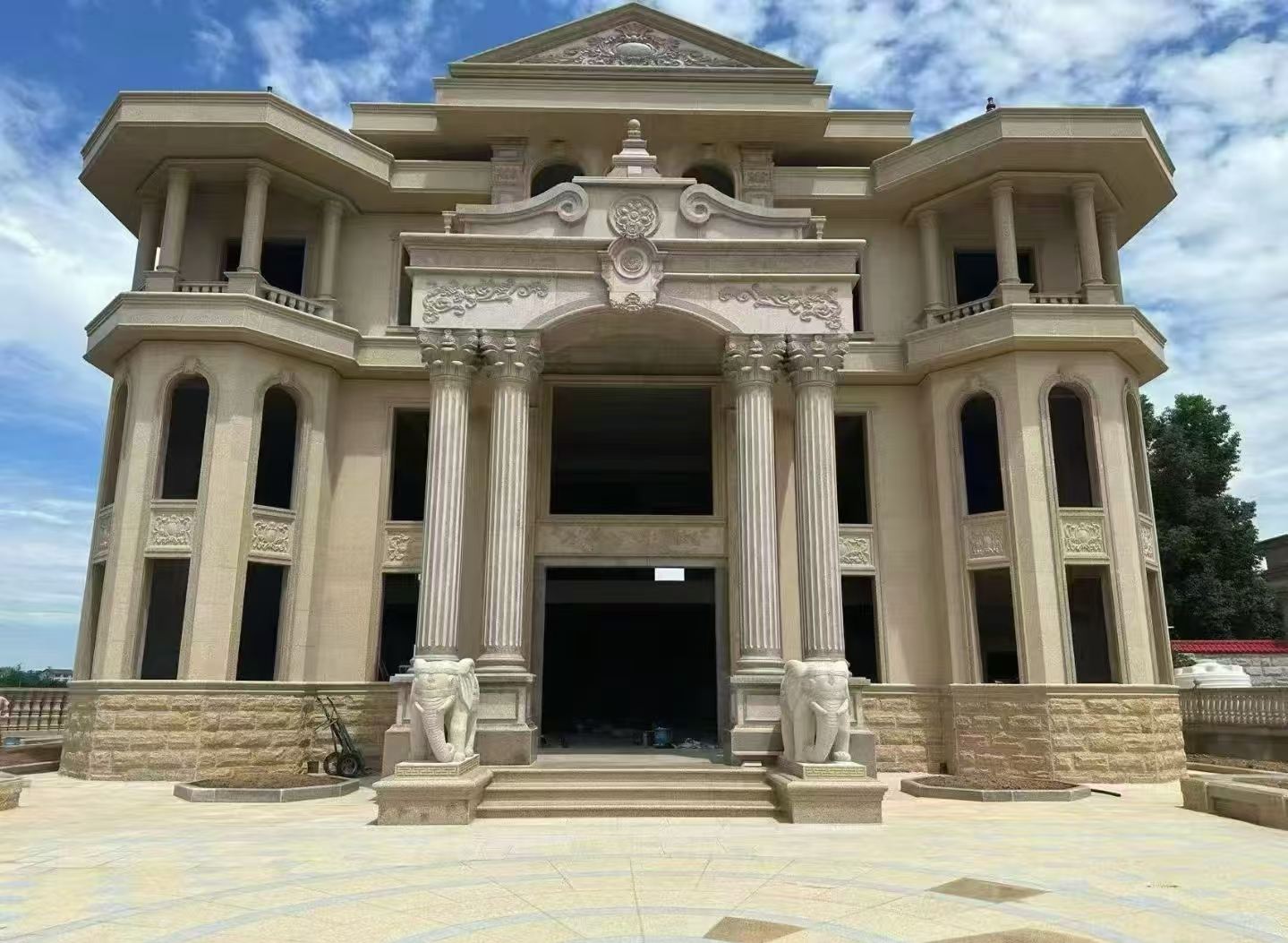 昌都 黄金麻别墅外墙干挂，大柱，大象，蘑菇石，雕花板