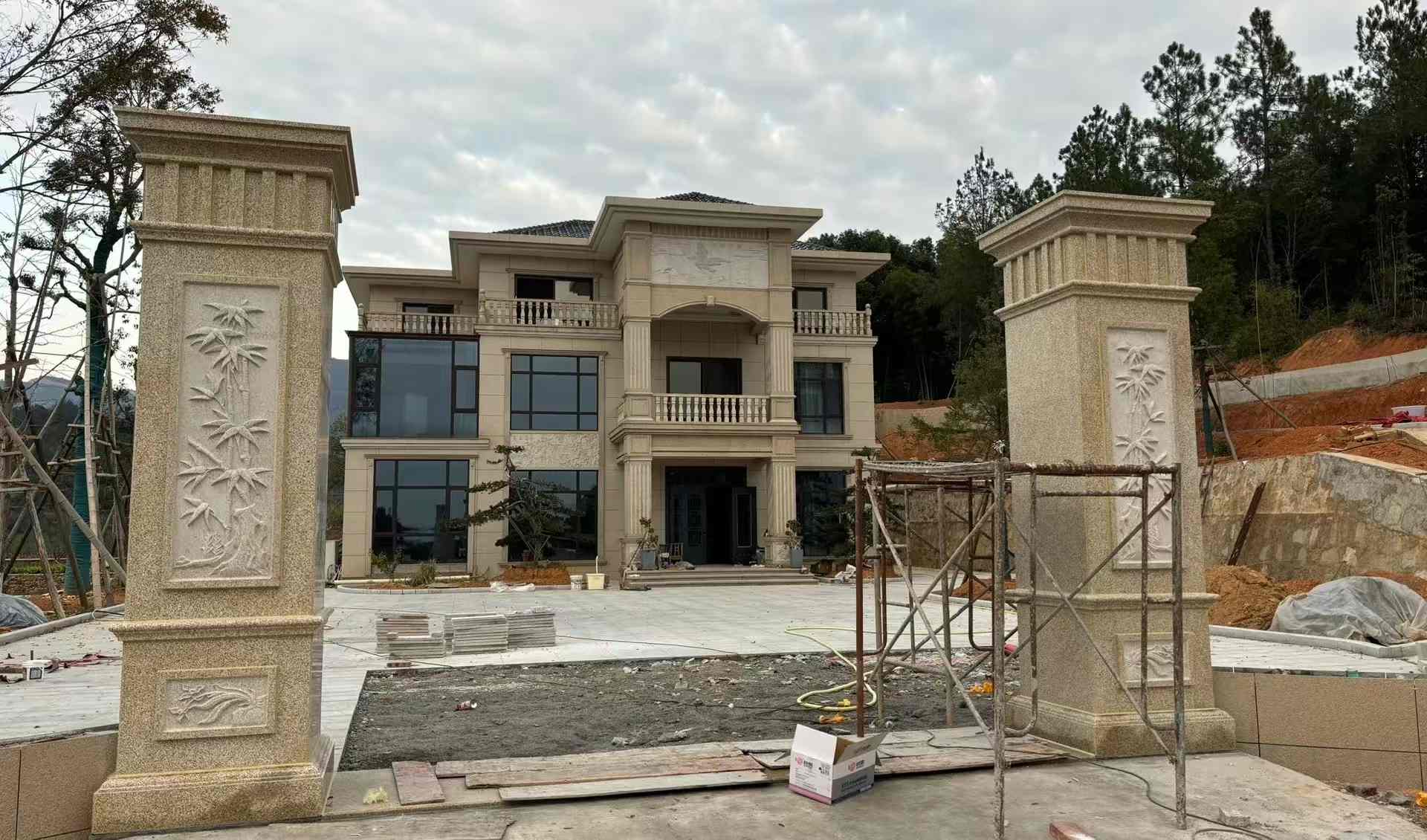 昌都 黄金麻花岗岩别墅雕花外墙干挂配上门口雕花罗马柱