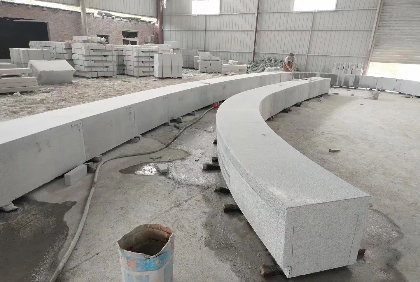 昌都芝麻白花岗岩石板材 园林光面弧形坐凳